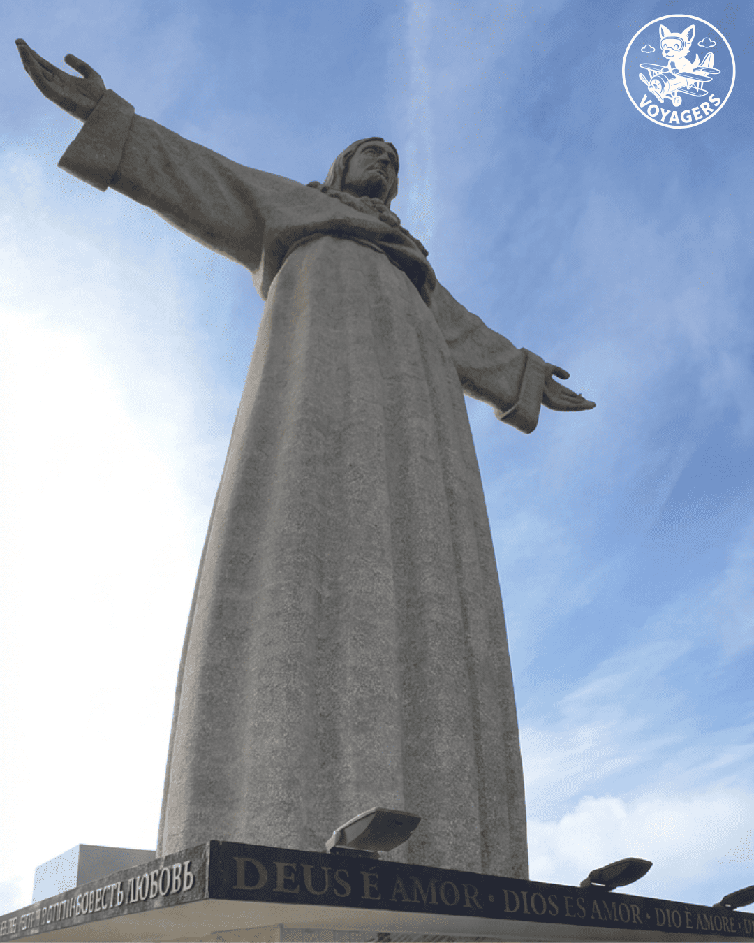 Inscription Deus é amor au Cristo Rei d'Almada près de Lisbonne
