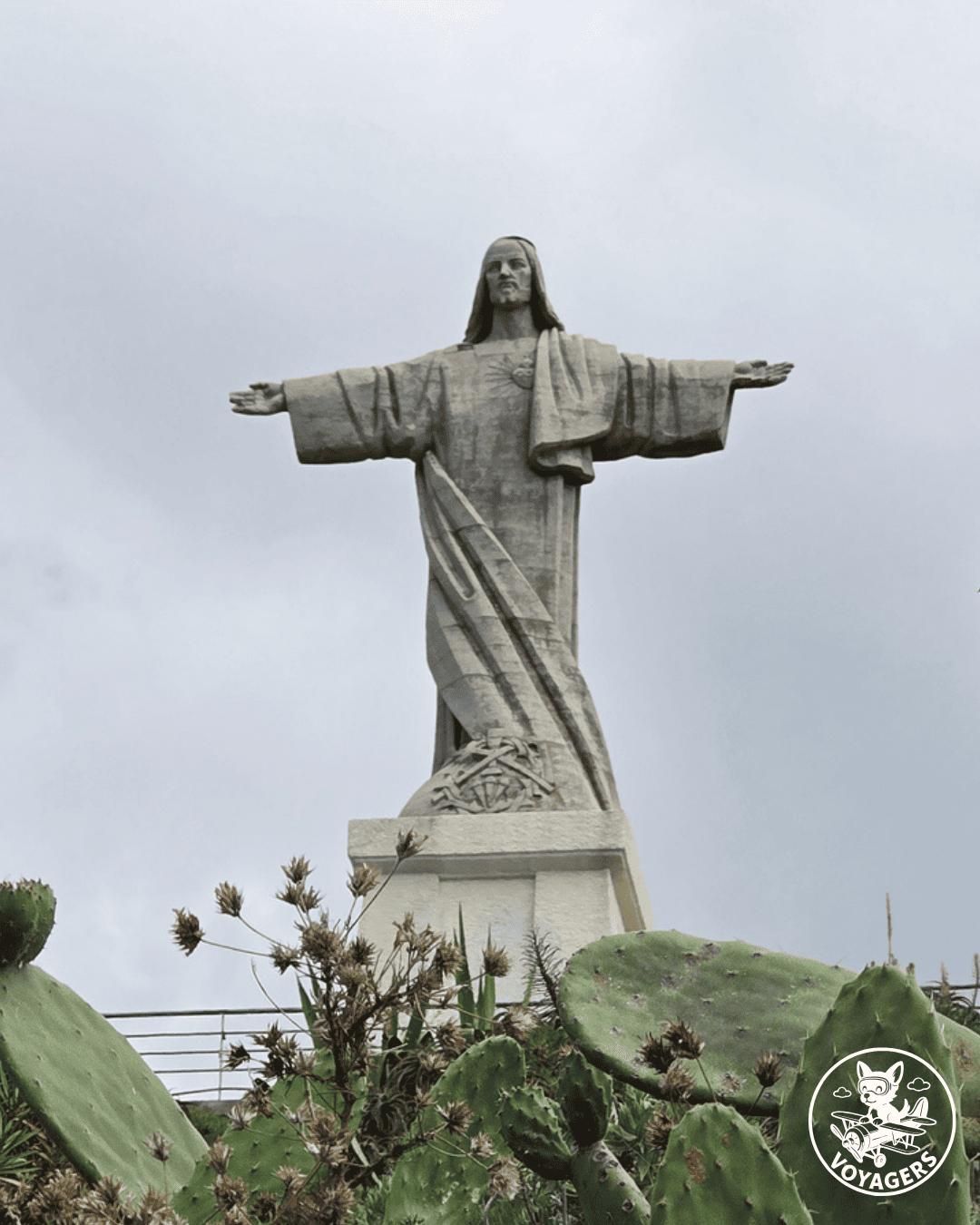 Statue du Cristo Rei de Garajau dominant la végétation à Madère