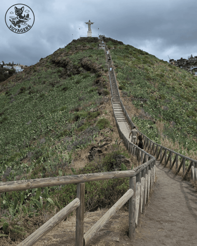 Long escalier descendant vers le point de vue inférieur du Cristo Rei à Madère