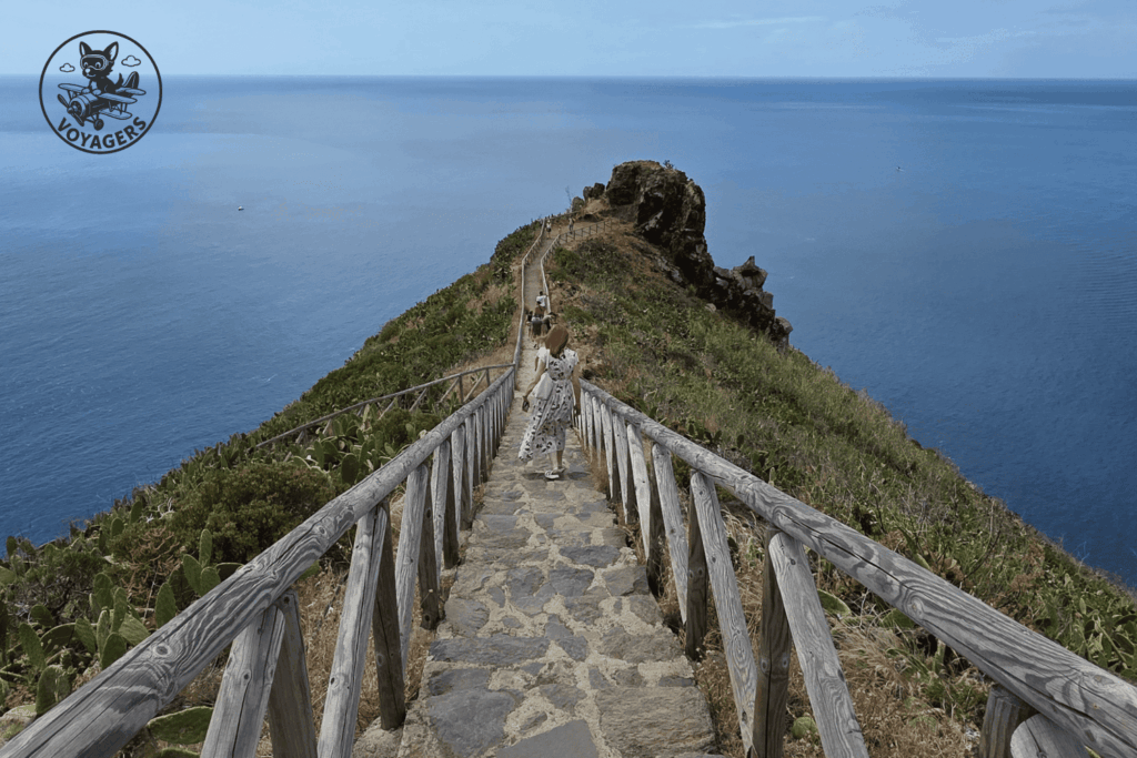 Escalier côtier descendant depuis le Cristo Rei de Garajau vers le belvédère inférieur