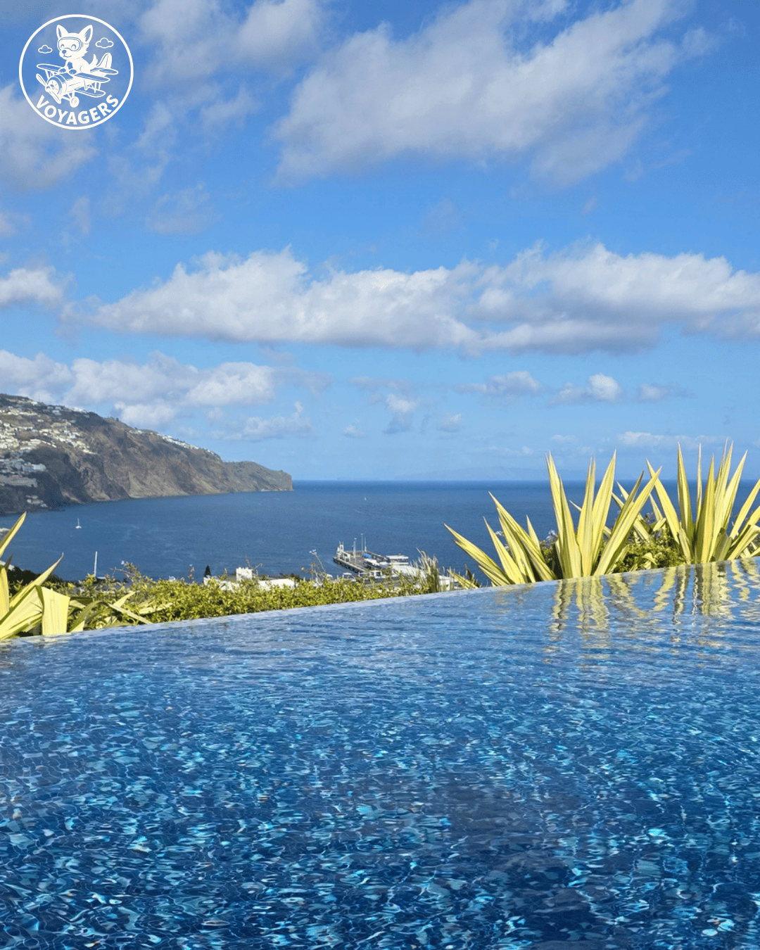 Piscine installée sur le rooftop du Savoy Palace, avec vue dégagée sur Funchal, l'océan Atlantique et la côte de Madère.