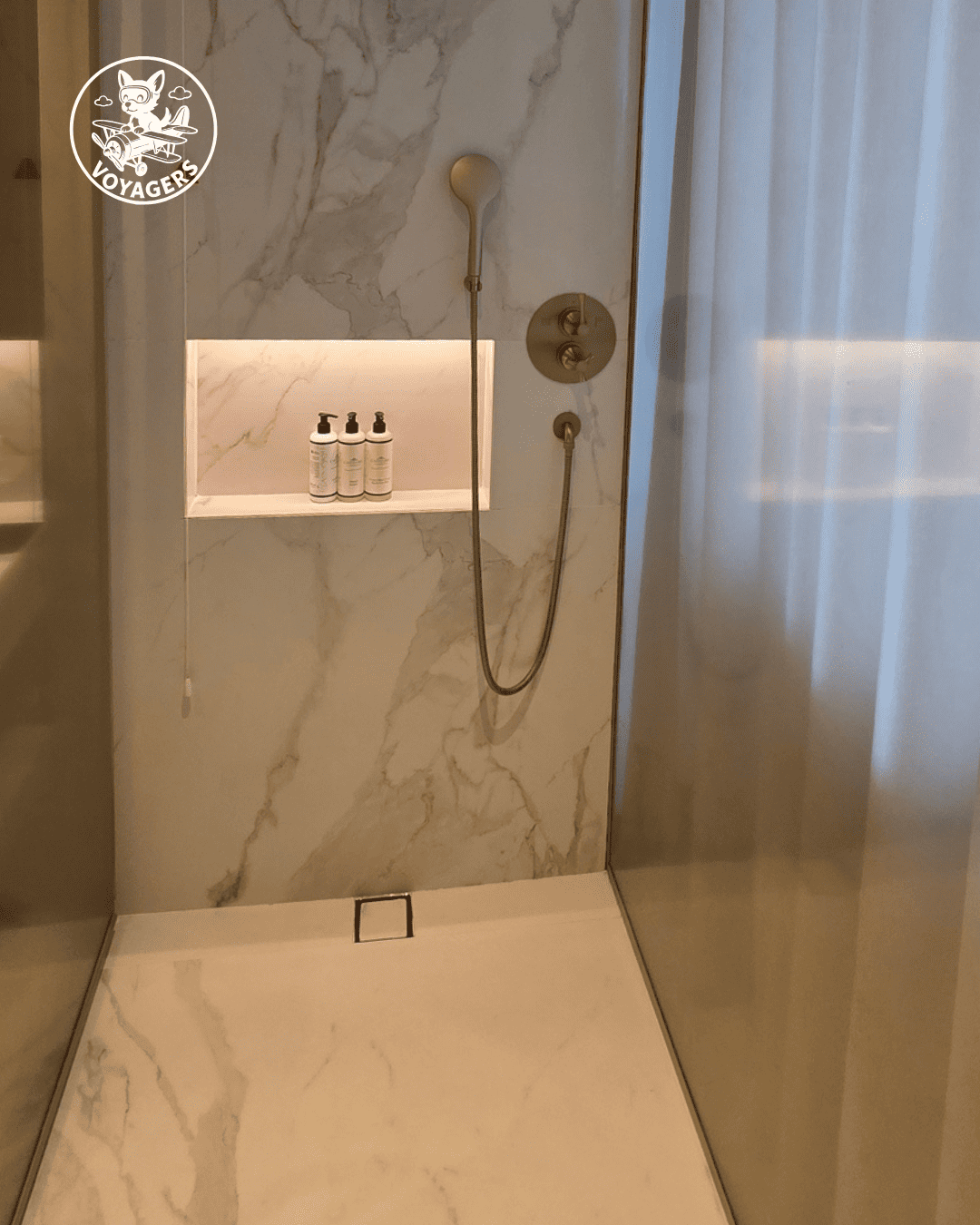 Douche à l'italienne en marbre dans une salle de bains du Savoy Palace