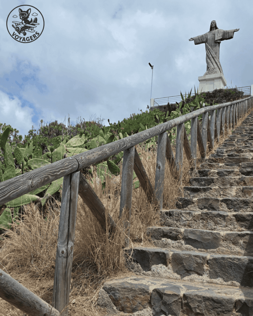 Escalier en pierre menant vers la statue du Cristo Rei de Garajau à Madère