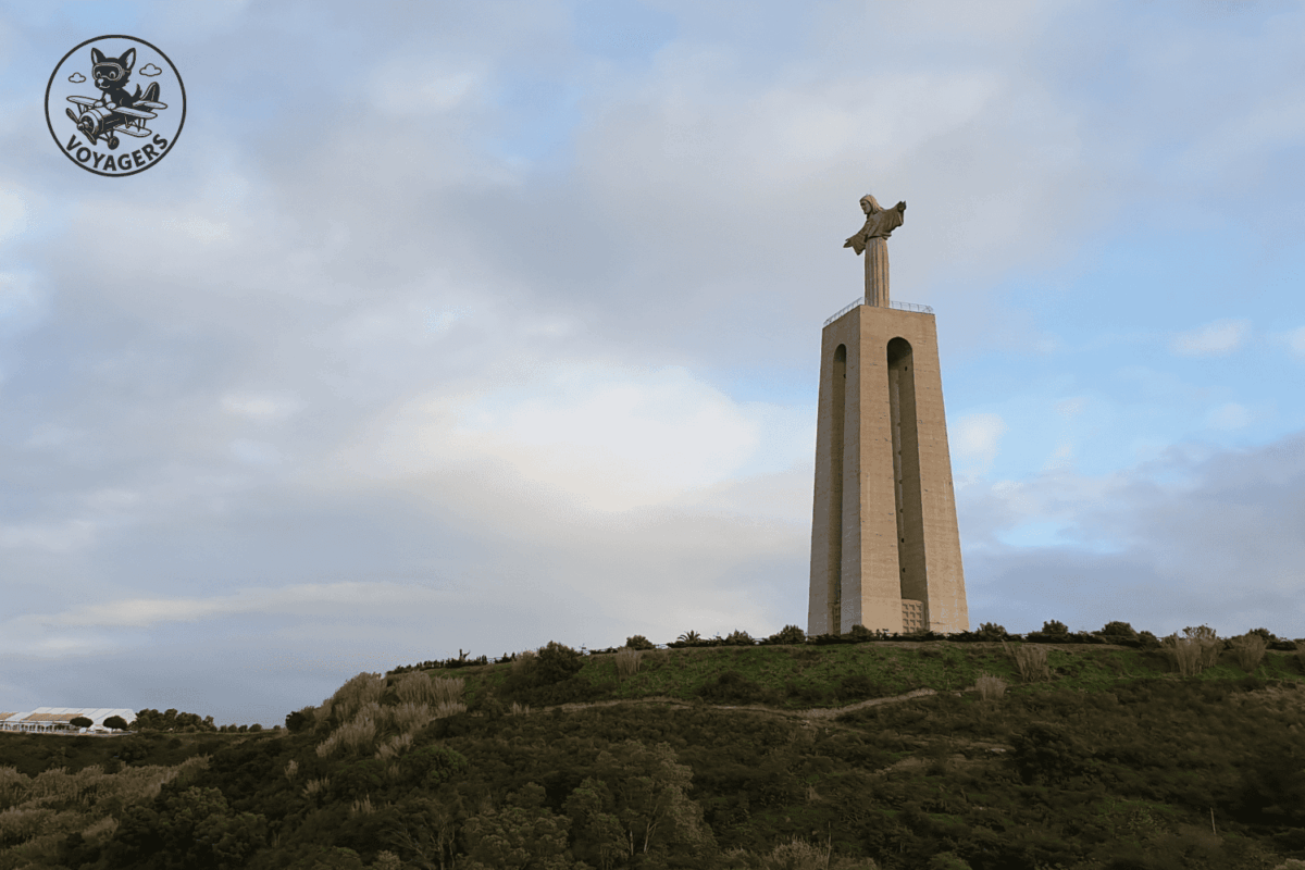 Cristo Rei d'Almada dominant le Tage face à Lisbonne