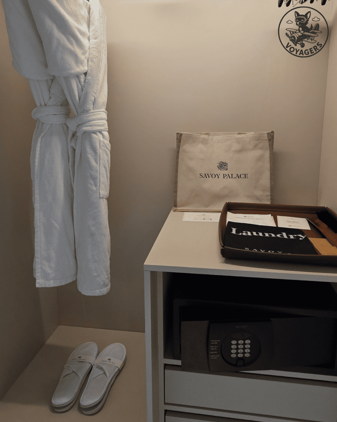 Peignoirs, chaussons et attentions d'accueil dans une chambre du Savoy Palace
