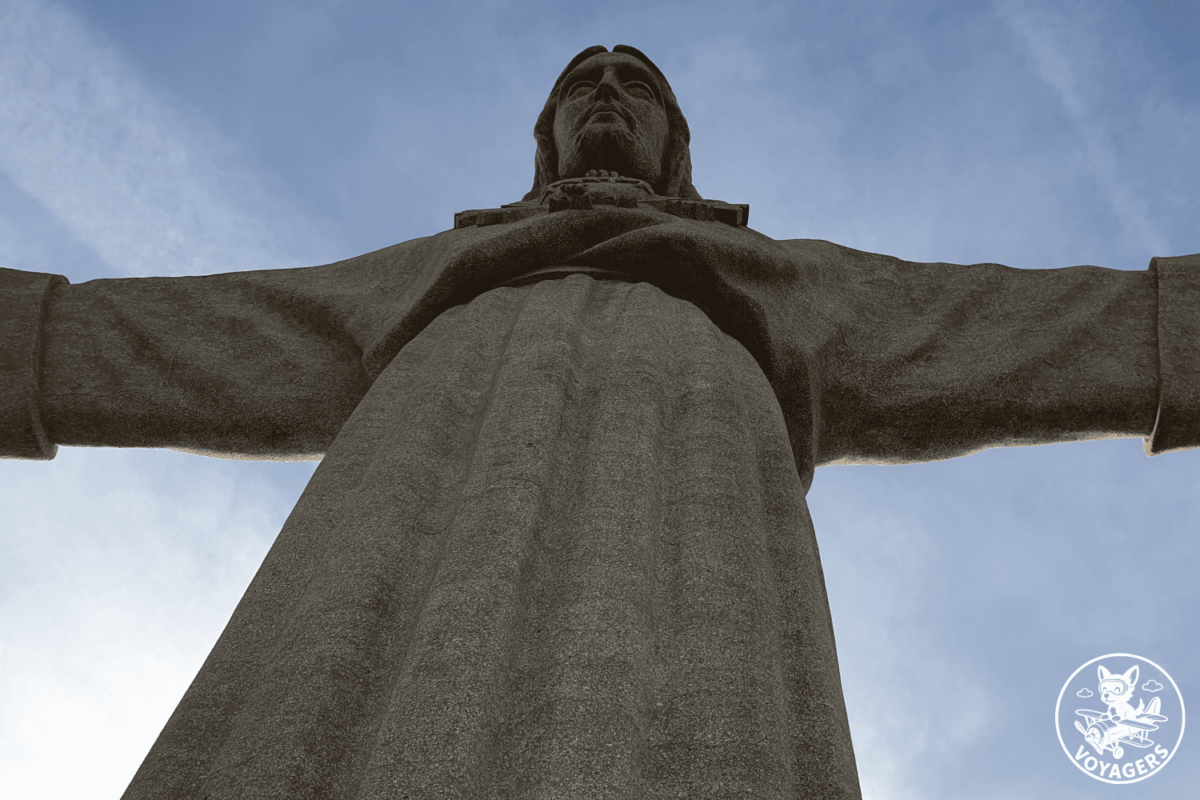 Cristo Rei d'Almada vu en contre-plongée depuis le pied du monument
