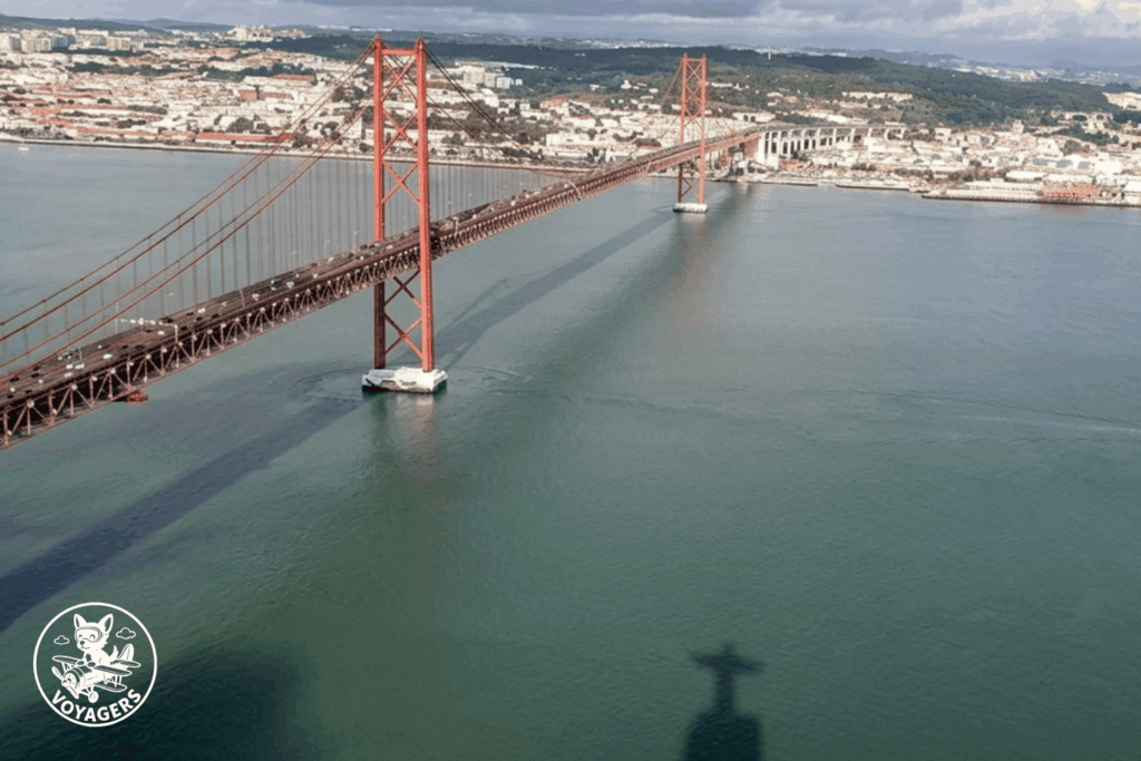 Pont du 25 Avril vu depuis le Cristo Rei d'Almada avec Lisbonne au loin