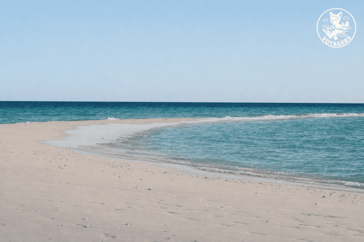 Banc de sable clair au milieu d'un lagon turquoise aux Maldives