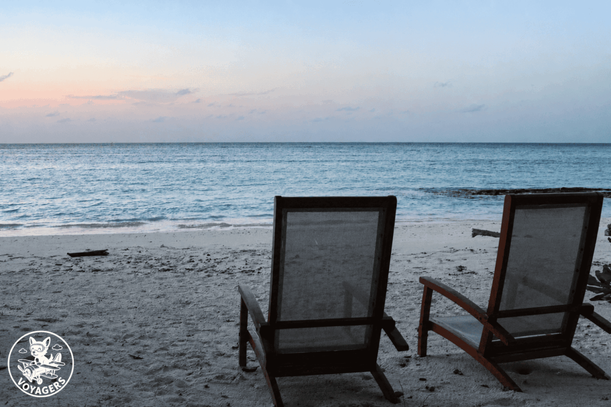 Chaises de plage installées face à l'océan aux Maldives