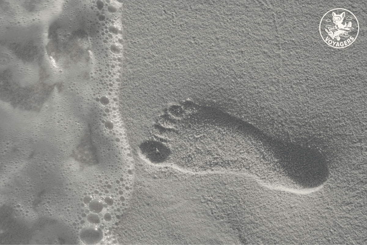 Empreinte de pied dans le sable clair d'une plage aux Maldives