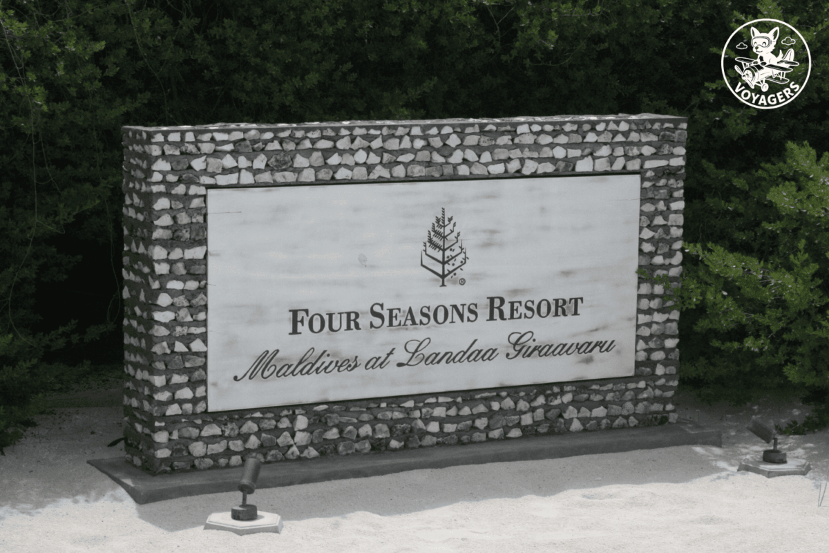 Vue du Four Seasons Resort Maldives at Landaa Giraavaru entre lagon et végétation tropicale