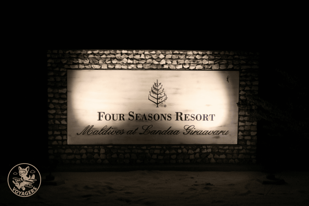 Allée ou bâtiment du Four Seasons Landaa Giraavaru éclairé de nuit aux Maldives