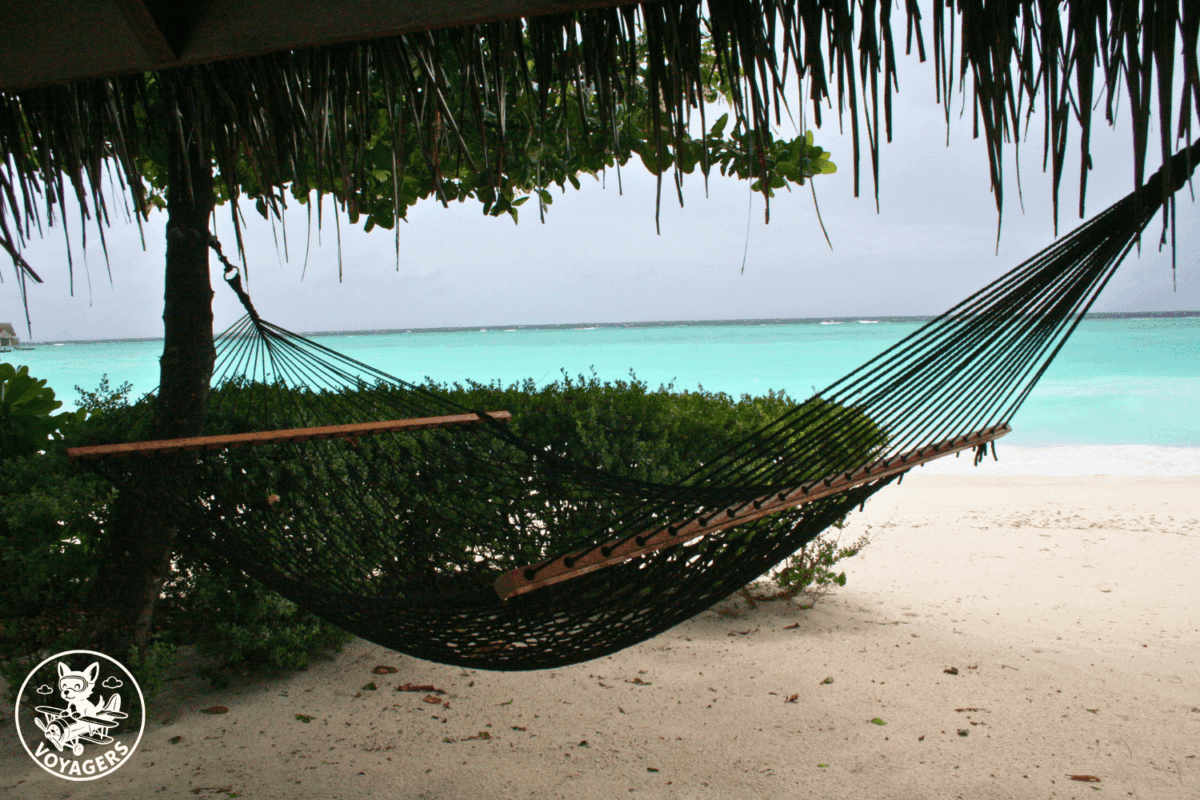 Hamac installé sur une plage de sable clair aux Maldives