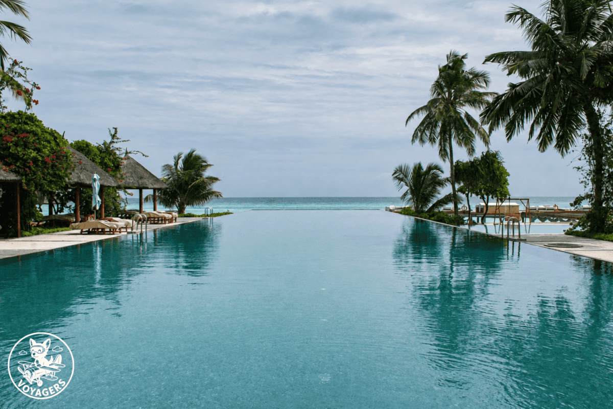Piscine à débordement face au lagon turquoise aux Maldives