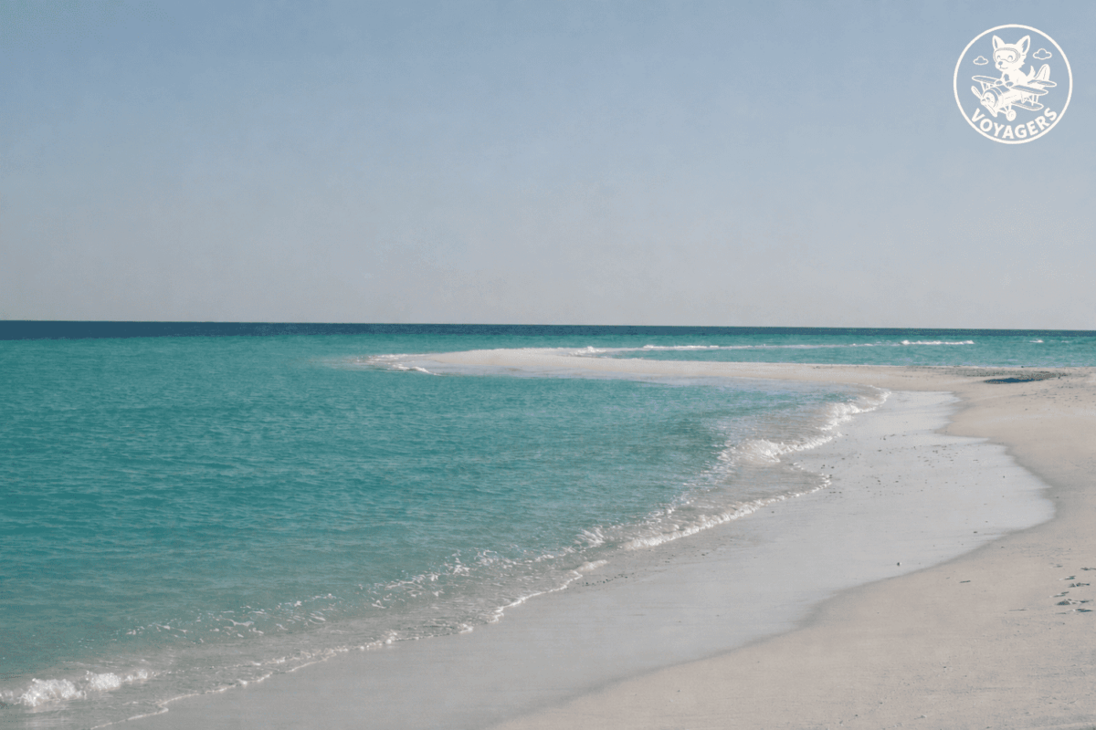 Banc de sable et plage claire bordés par le lagon aux Maldives