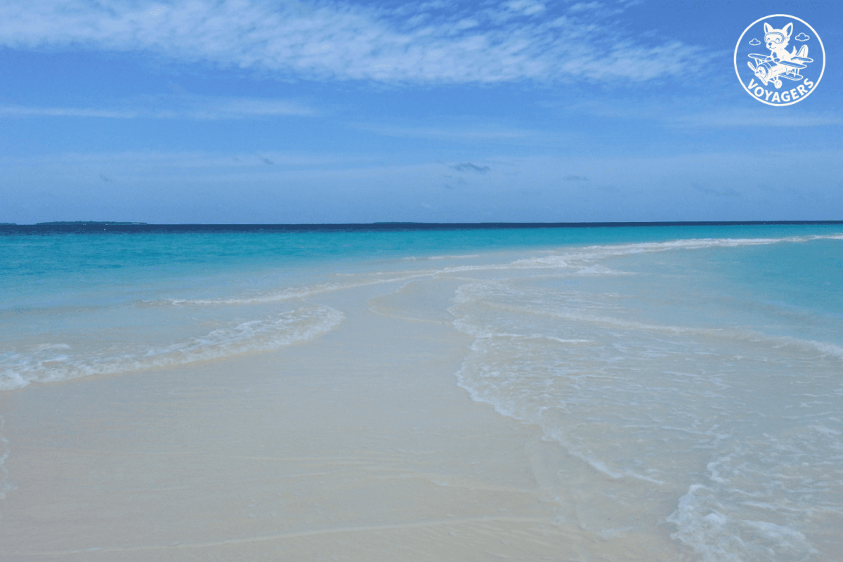 Plage de sable clair bordée par un lagon turquoise aux Maldives