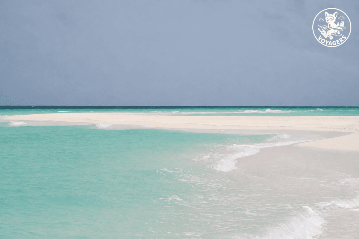 Plage des Maldives avec lagon turquoise sous un ciel gris