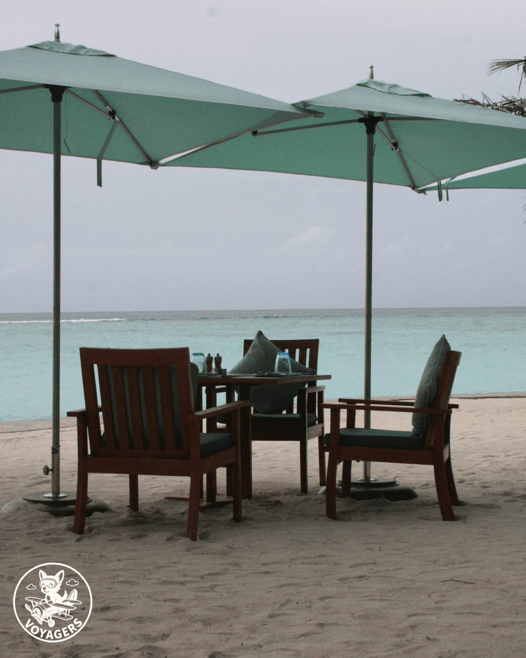 Restaurant ouvert face au lagon turquoise aux Maldives