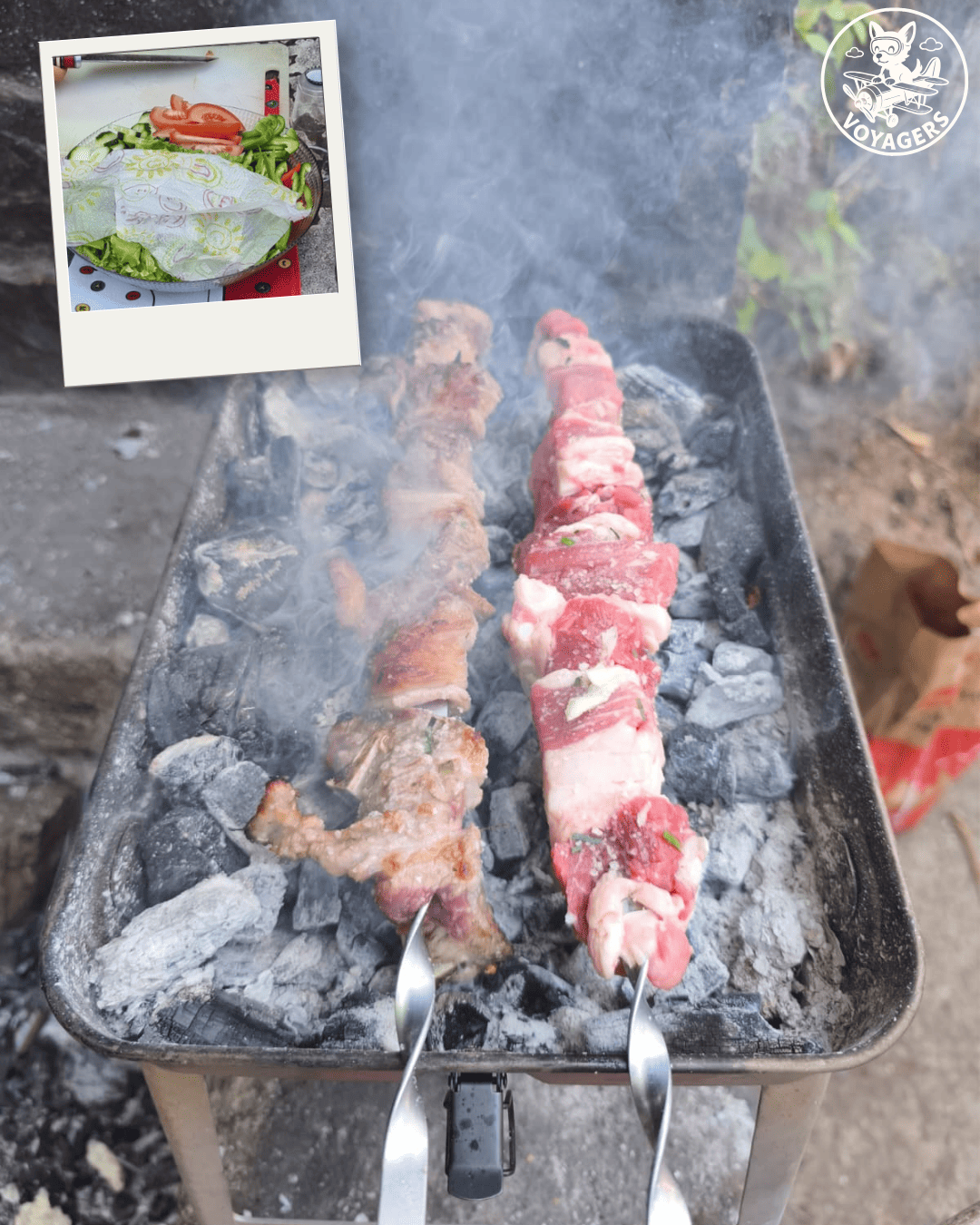 Brochettes de boeuf grillées sur un barbecue fumant au Ribeiro da Lapa 2 à Madère